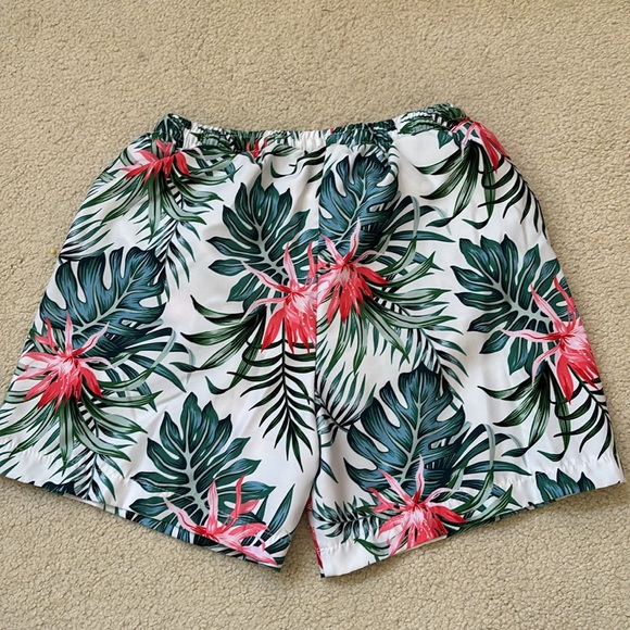 Two boys, Hawaiian swim trunks size 6/7 - Picture 4 of 8